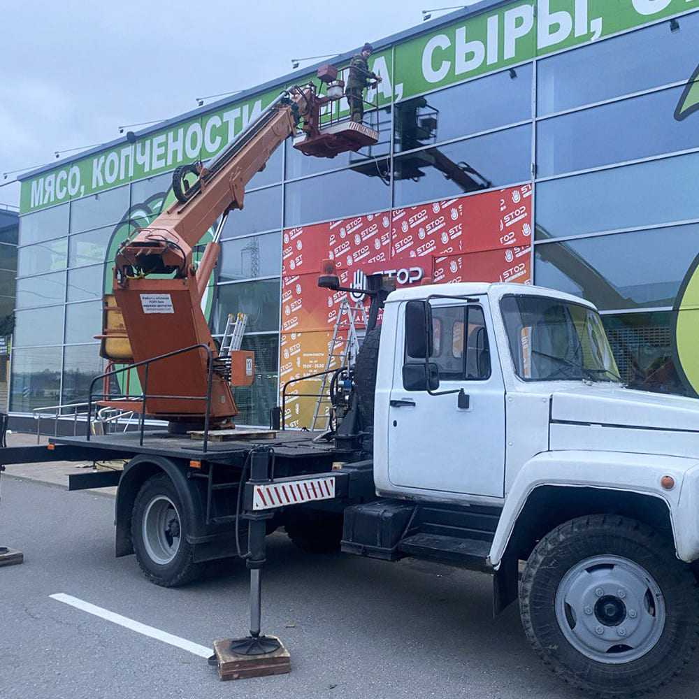 Монтаж и демонтаж наружной рекламы с автовышки