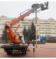 Обслуживание уличного освещения с автовышки